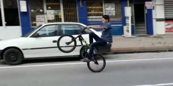 Gençlerin tek tekerlek üzerindeki tehlikeli oyunu