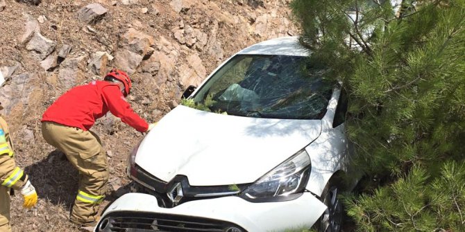 Balıkesir’de otomobil şarampole uçtu: 3 yaralı