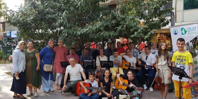 İzmit yürüyüş yolunda minikler konser verdi
