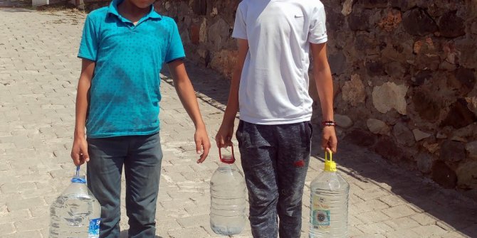 Mezarlıkta su satarak bayram harçlığını kazanıyorlar