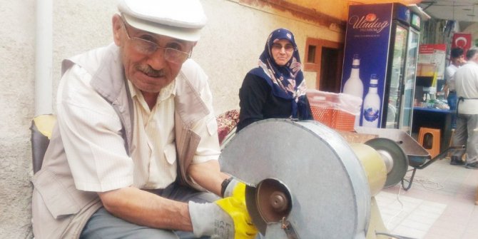 Kurbanlık bıçaklar bileniyor