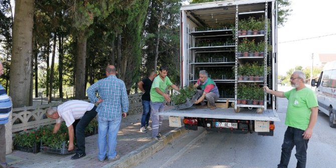 Mezarlıkları ziyarete gelenlere 4 bin adet gül dağıtıldı