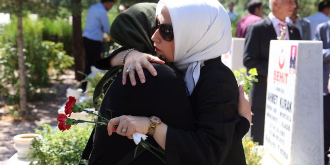 Bakan Tüfenkci şehitliği ziyareti etti