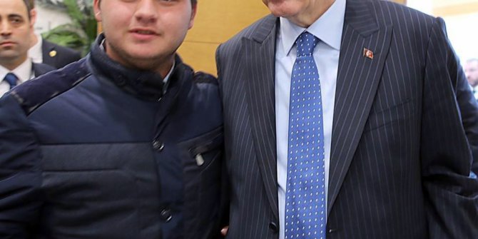 Siyasilerle selfie çekiliyor