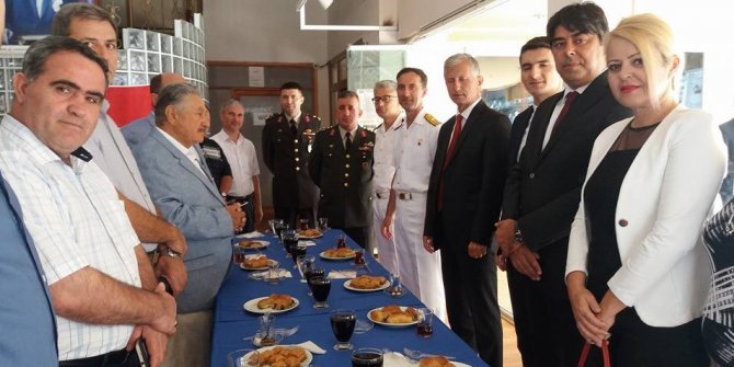 Foça’da protokol üyeleri birbiriyle bayramlaştı