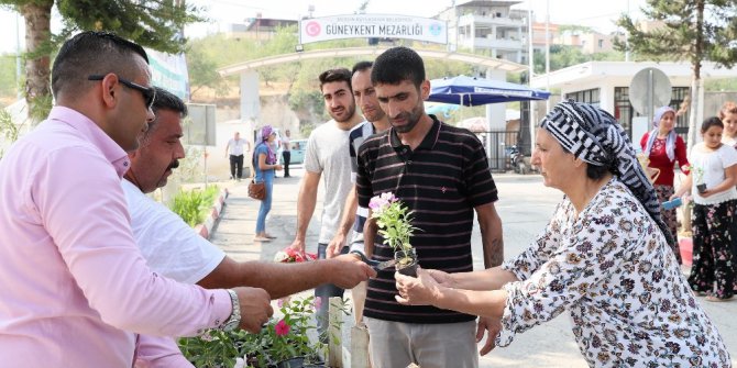 Büyükşehir Belediyesi’nden mezarlık kapısında vatandaşa çiçek ve su