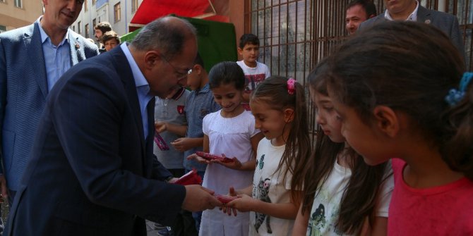 Akdağ çocuklara hediye dağıttı