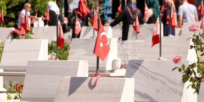 Edirnekapı Şehitliği’ne ziyaretçi akını