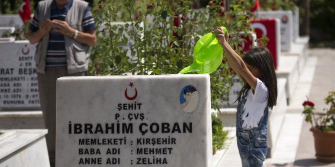 Şehit yakınları bayram arifesinde şehitliklere akın etti