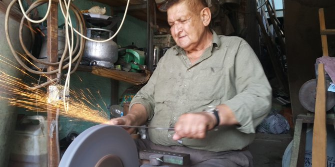 75 yaşında hala kurban bıçağı biliyor