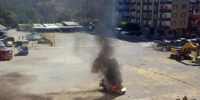 Park halindeki araç alev aldı