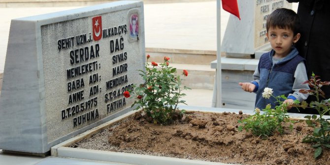 Şehitlikte hüzünlü arife