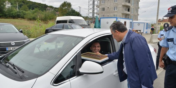 Vali Kaymak‘tan sürücülere çikolata