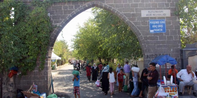 Mezarlıklar bayram öncesi ziyaretçilerle doldu