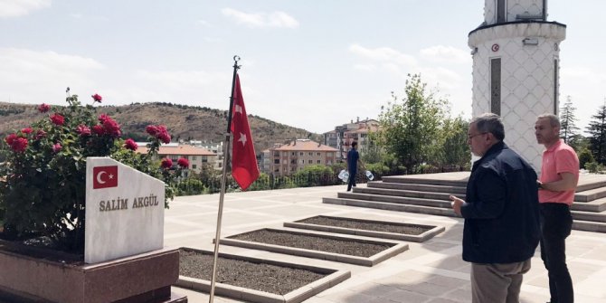 Başkan Çetin arife gününde şehitliği ziyaret etti