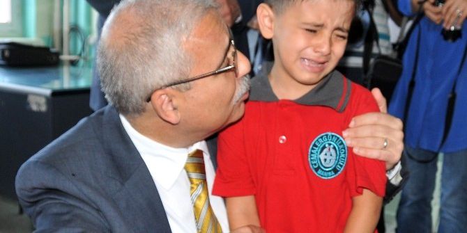 ‘Baba’ Diye Ağlayan Çocuğu Vali Güvençer Teselli Etti