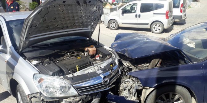 Sakarya’da iki otomobil kafa kafaya çarpıştı: 3 yaralı