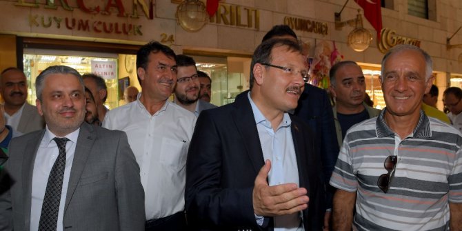 Başbakan Yardımcısı Çavuşoğlu esnafla bayramlaştı