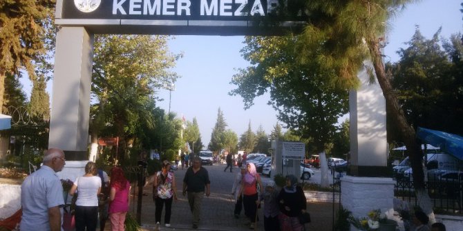 Aydın’daki mezarlıklar, ziyaretçilerle doldu
