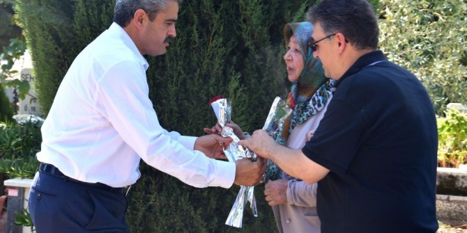 Nazilli Belediyesi Arefe gününde mezarlıklarda çiçek dağıttı