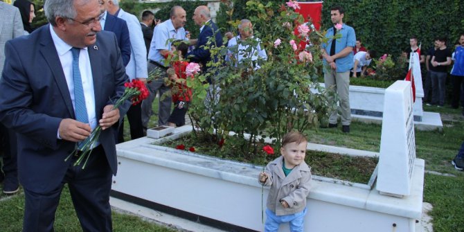 Protokolden şehitliğe ziyaret