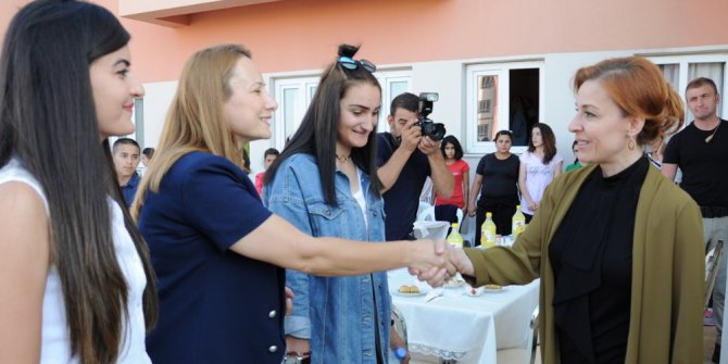 Vali Zorluoğlu ve eşi, sevgi evlerindeki çocuklarla nbayramlaştı