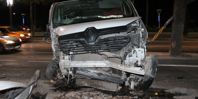 Elazığ’da minibüs 3 araca çarptı, 4 kişi yaralandı