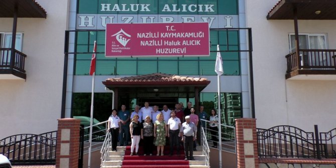 Nazillili Kuaförler Huzurevinde Bayram Sevinci Yaşattı