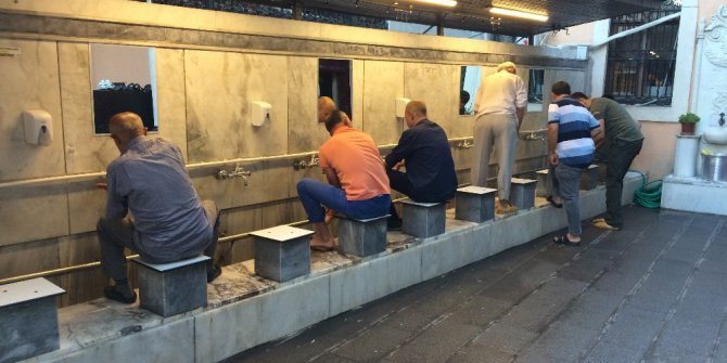 İzmirliler bayram namazı için Hisar Camiine akın etti