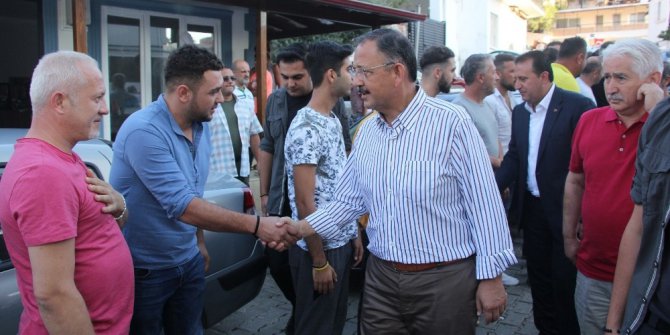 Bakan Özhaseki İzmir’de vatandaşlarla bayramlaştı