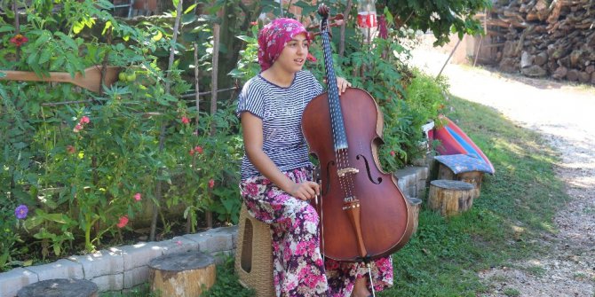 Şalvarla çello çalıyor