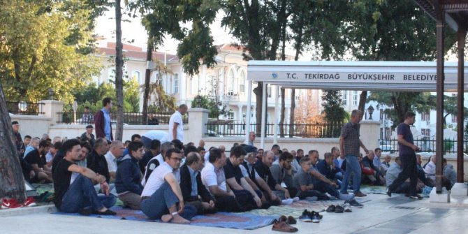 Tekirdağ’da bayram namazında camiler doldu taştı