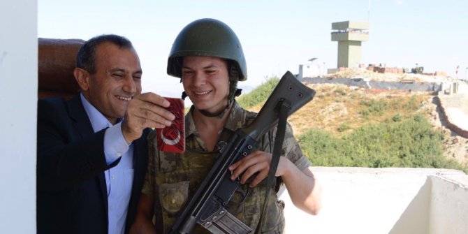 Tunceli’de nöbetteki askere "baba" sürprizi