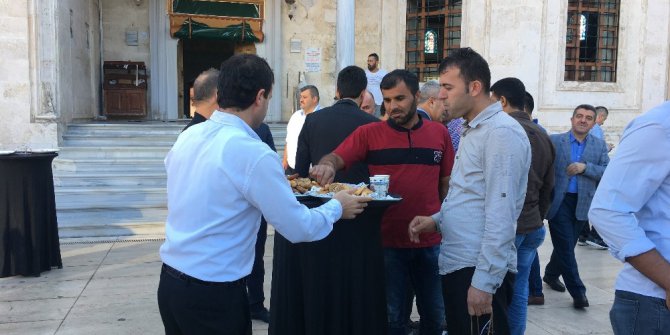 Zeytinburnunda bayramlaşma geleneği devam ediyor