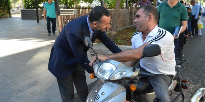 Şanlıurfa’da vatandaşlar cami ve mezarlıklara akın etti