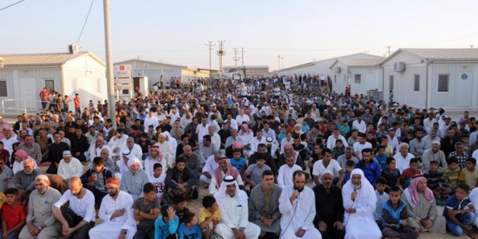 Kampta kalan Suriyeliler bayram namazında savaşın bitmesi için dua etti