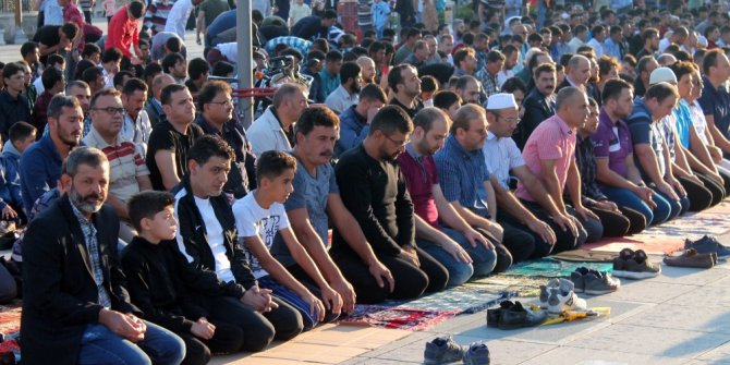 Konya’da bayram namazı kılındı, camiler doldu taştı