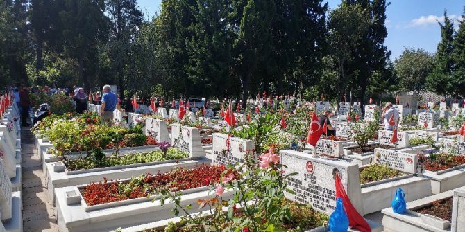 Edirnekapı Şehitliği’ne ziyaretçi akını