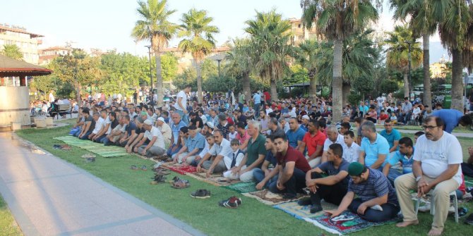 Bayramda camiler ve mezarlıklar doldu, taşt