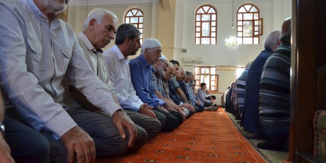 Erzincan’daki bayram namazında camiler doldu taştı