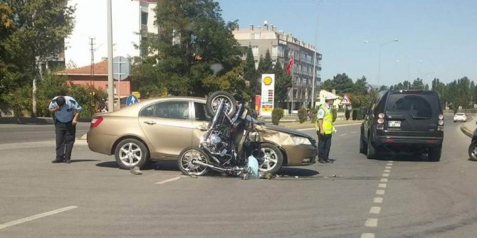Otomobil ile motosiklet çarpıştı: 1 yaralı