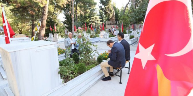 Başbakan Yardımcısı Hakan Çavuşoğlu bayramda şehitleri ziyaret etti
