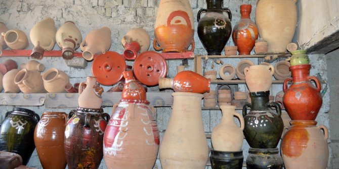 Çamurla geçen 40 yıllık meslek aşkını sürdürüyor