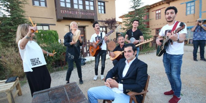 Sanatçıların köyünde ‘güvey okşaması’ canlandırıldı