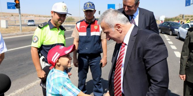 Vali Kamçı, uygulama noktasındaki polis ve jandarmayı ziyaret etti, trafik denetimi yaptı