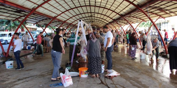 Manisalılar kurbanlarını kesti
