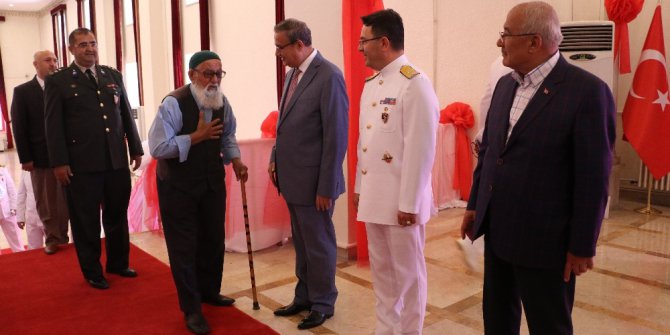 Vali Su, kamu görevlileri ve vatandaşlarla bayramlaştı