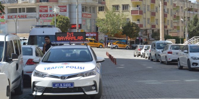 Trafik polislerinden vatandaşa ceza yerine bayram tebriği