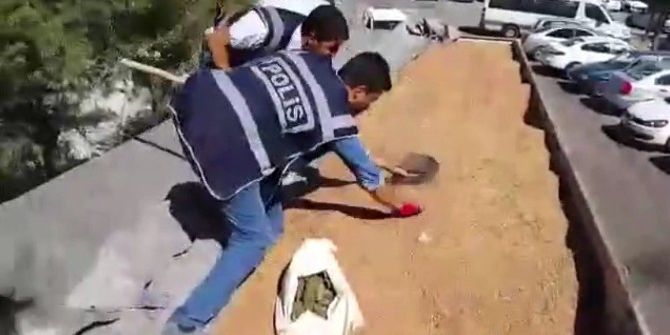 Eline Küreği Alan Polisler Esrar Aradı