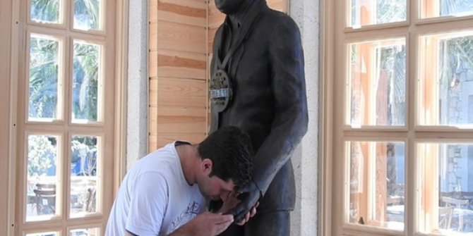 Kebapçı Selahattin Aydoğdu olmayınca heykelinin elini öptüler
